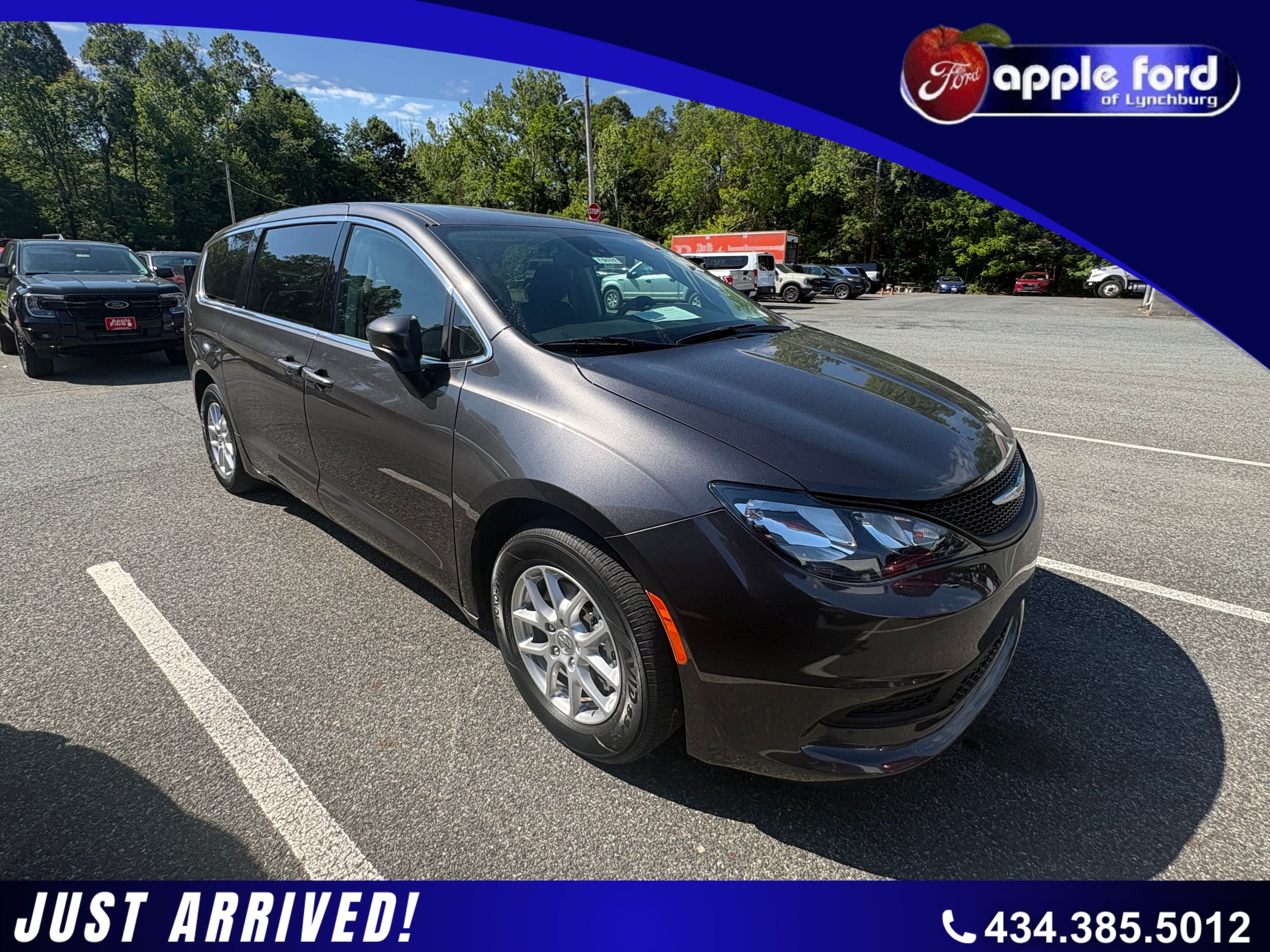 2023 Chrysler Voyager LX's photo