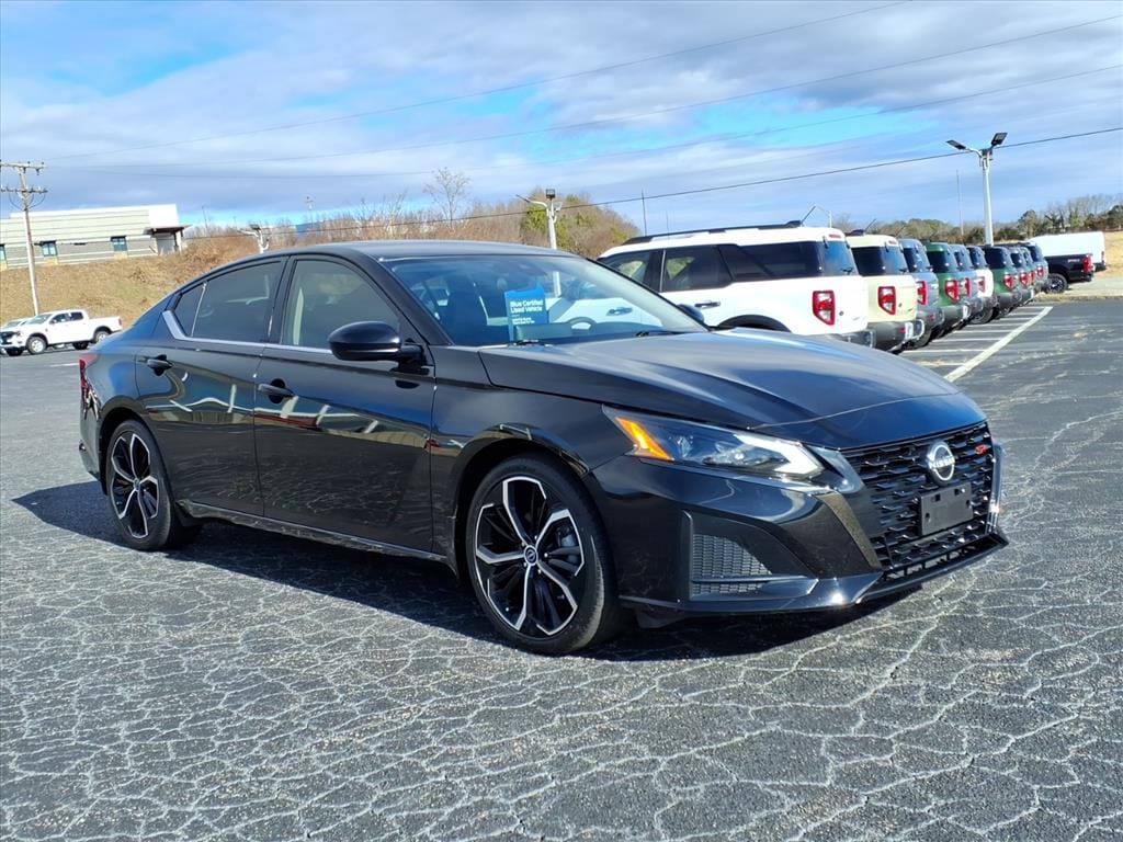 2023 Nissan Altima SR's photo