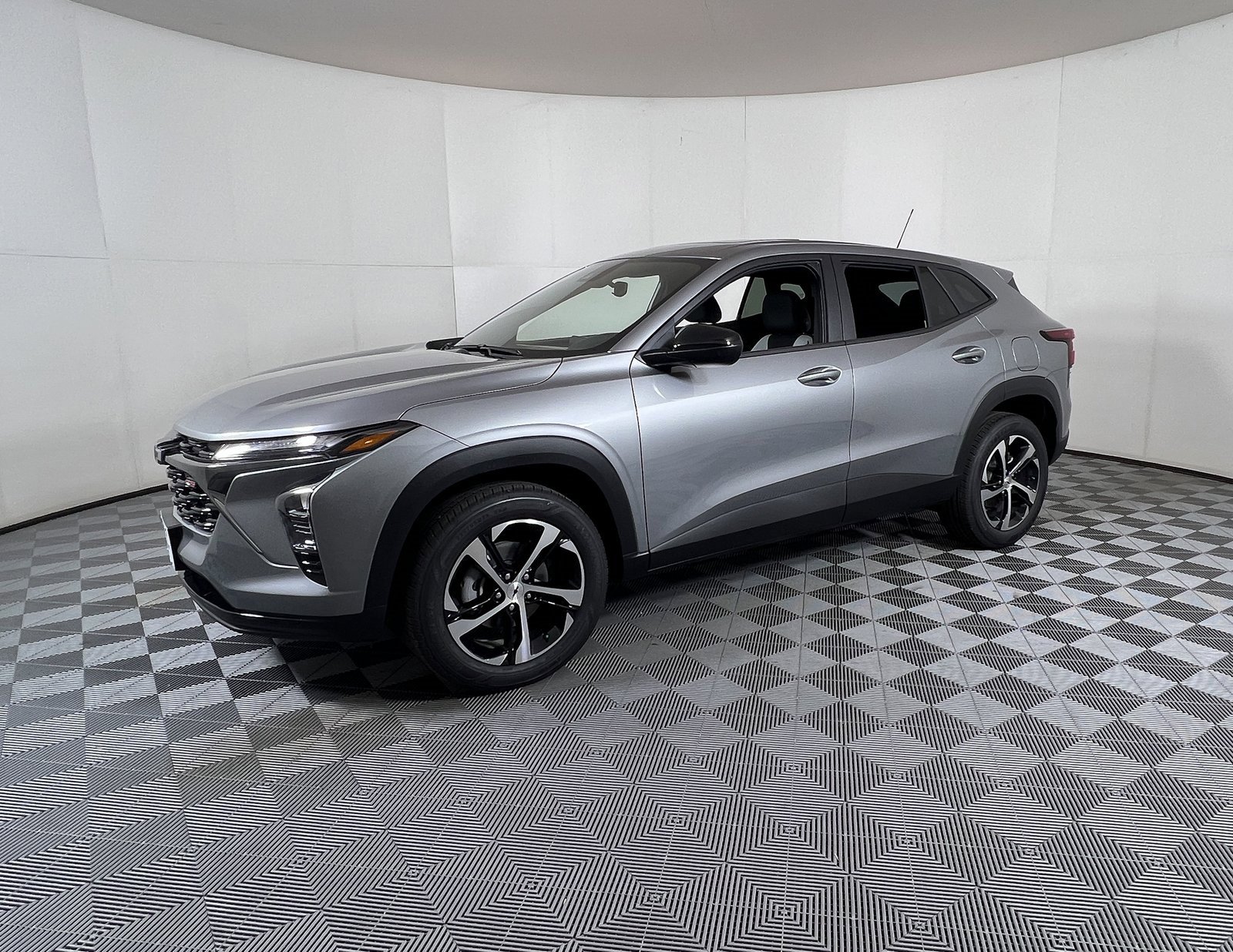 2025 Chevrolet Trax photo 2