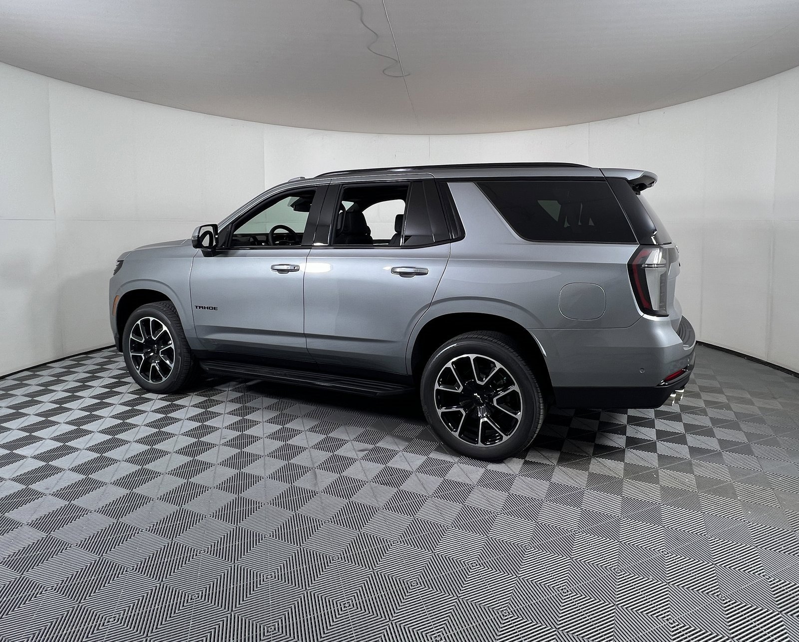 2025 Chevrolet Tahoe RST photo 2