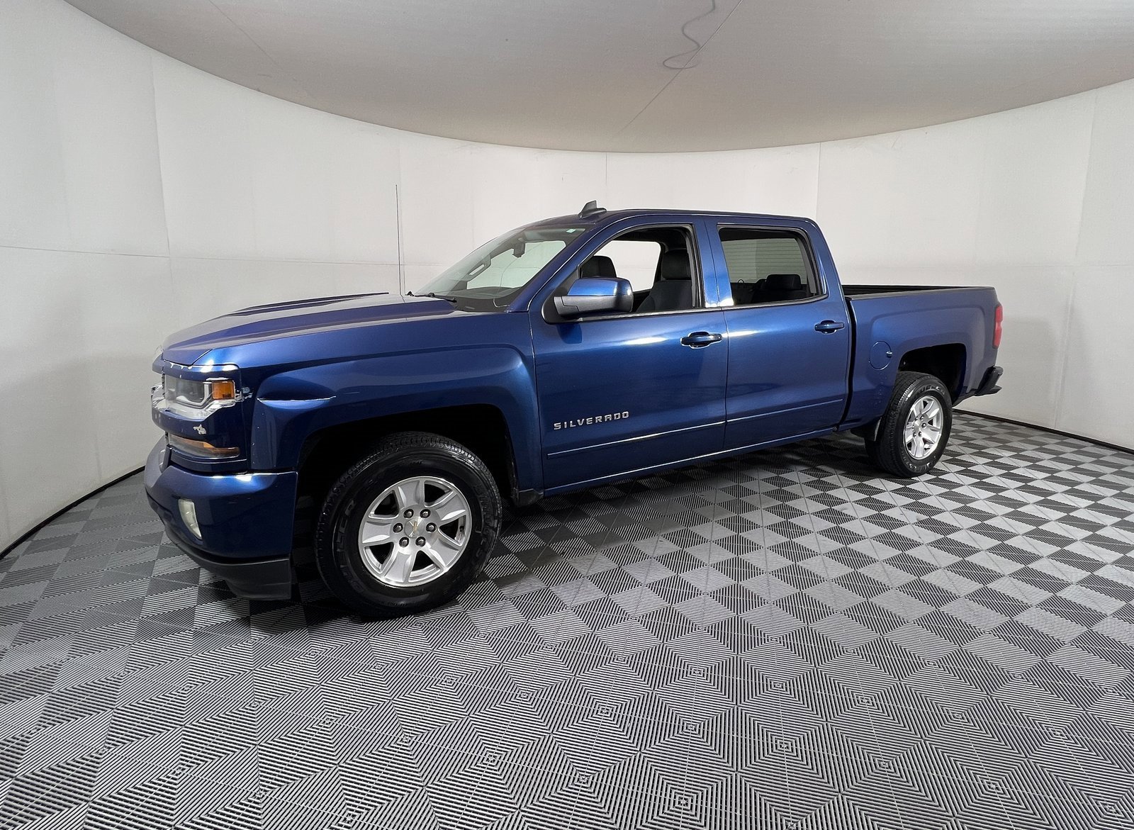 2017 Chevrolet Silverado 1500 LT photo 2