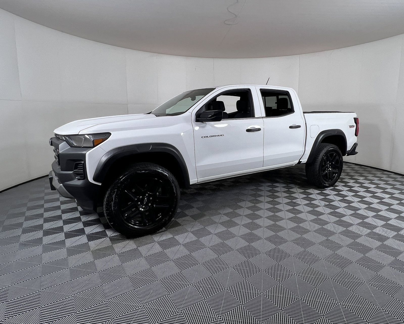 2024 Chevrolet Colorado Trail Boss photo 2