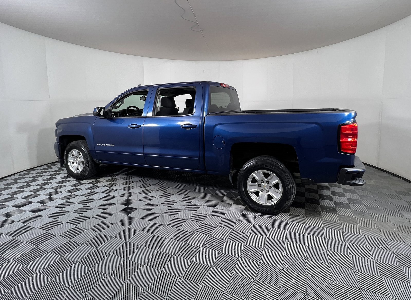 2017 Chevrolet Silverado 1500 LT photo 3