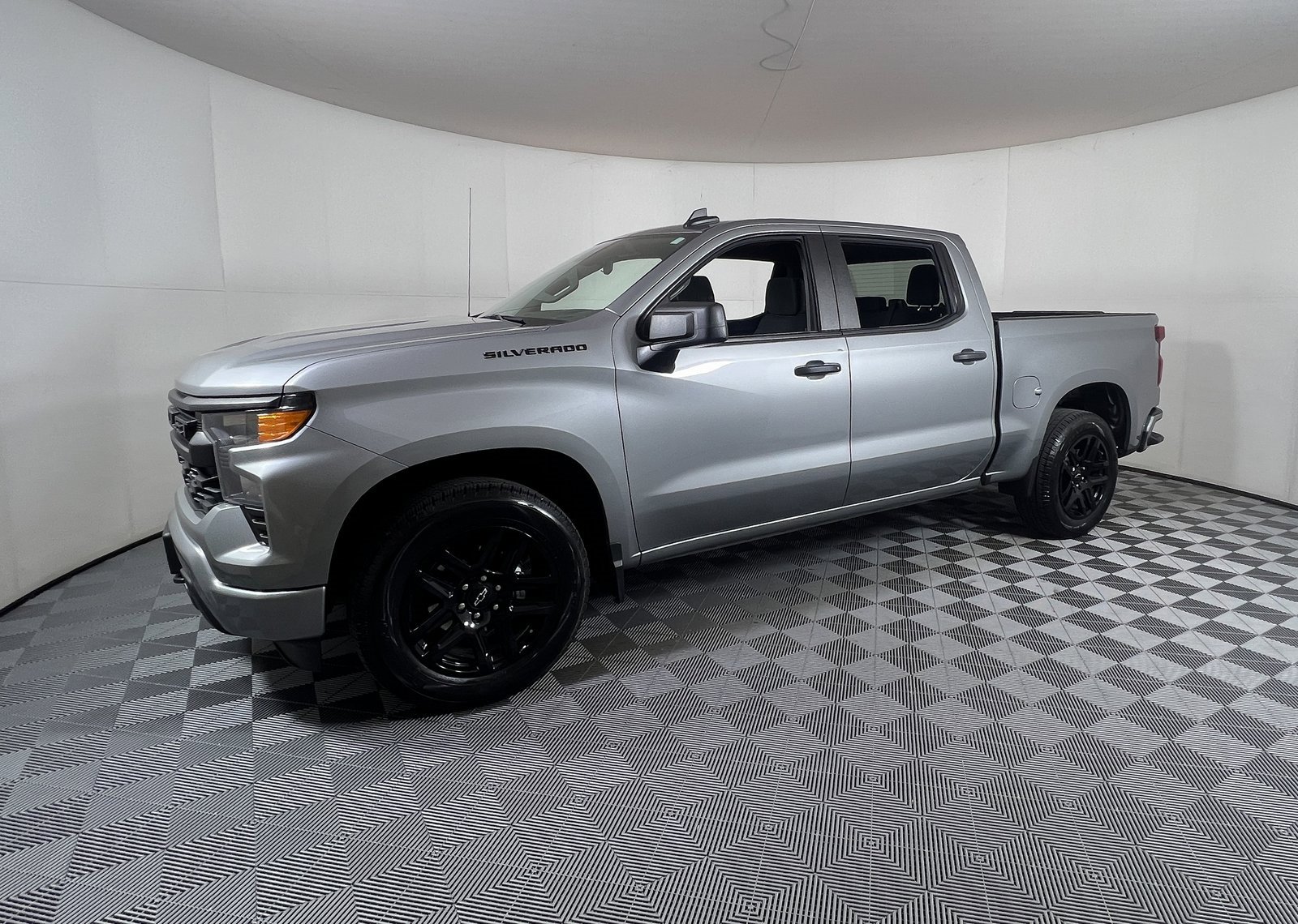 2023 Chevrolet Silverado 1500 Custom photo 2