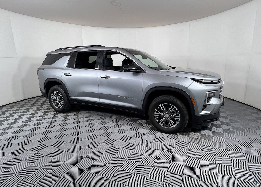 Used 2024 Chevrolet Traverse LT SUV
