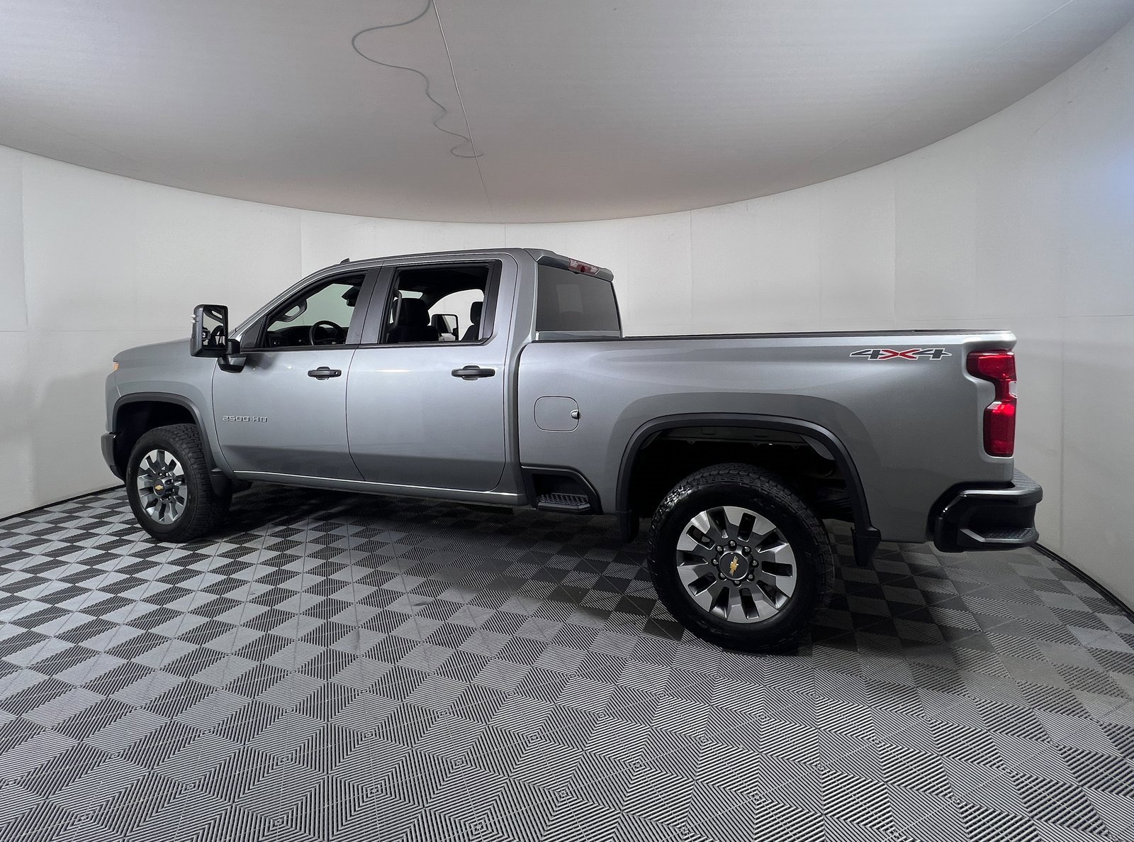 2025 Chevrolet Silverado 2500HD Custom photo 3