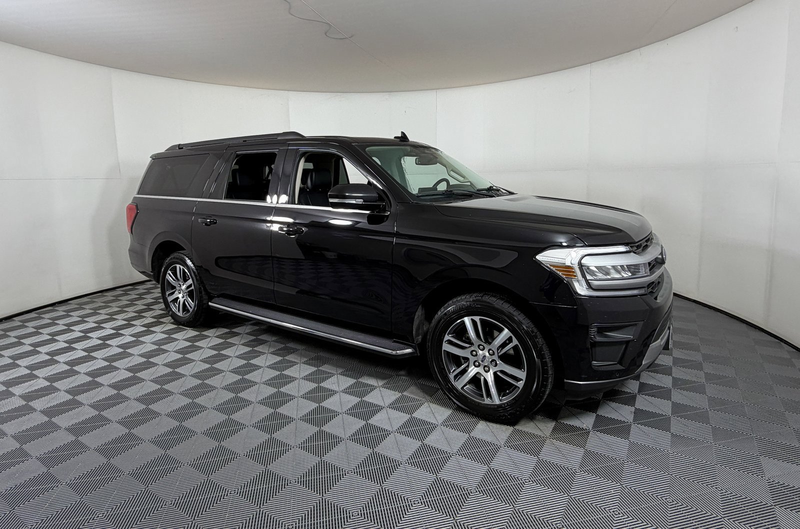 2022 Ford Expedition XLT's photo