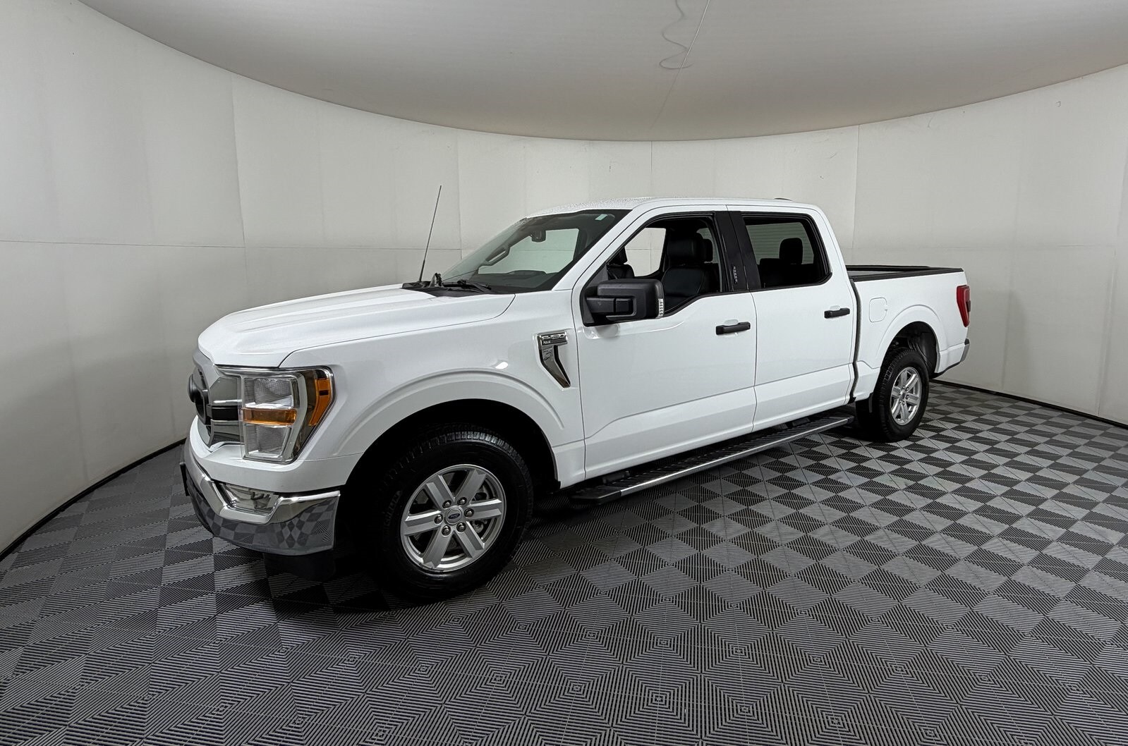 2021 Ford F-150 XLT photo 2