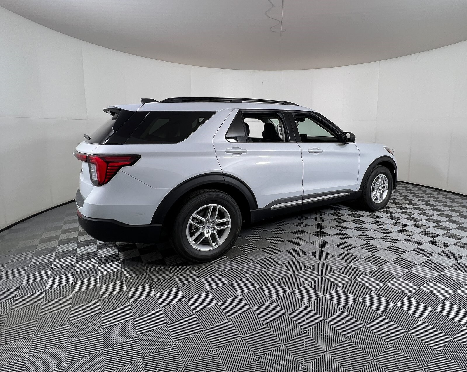 2025 Ford Explorer photo 3