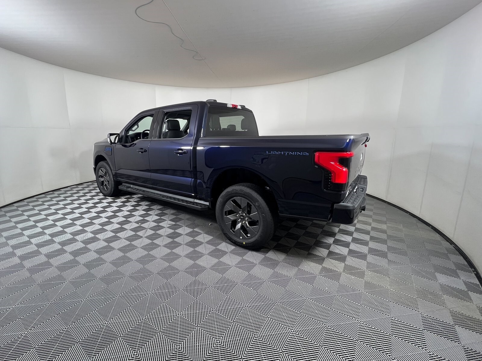 2025 Ford F-150 Lightning photo 3