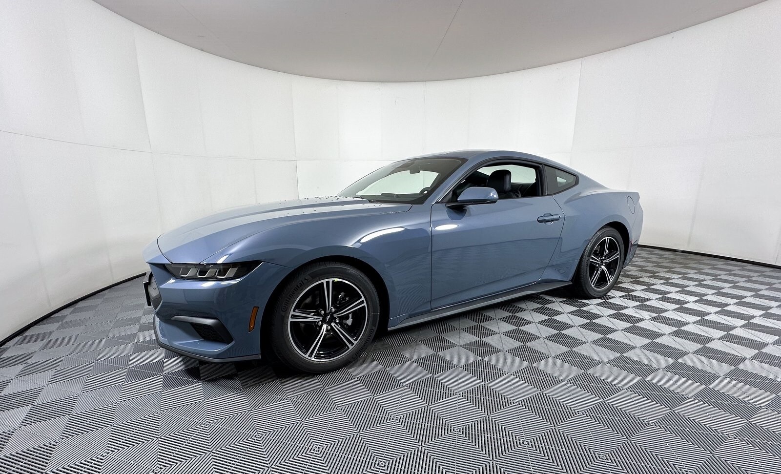 2025 Ford Mustang EcoBoost photo 2