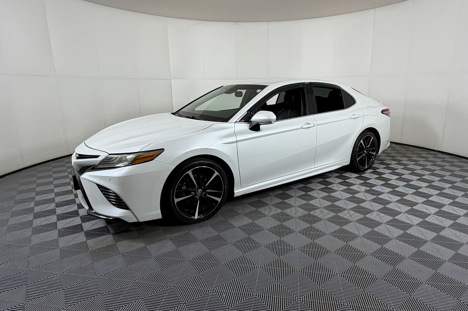 2018 Toyota Camry XSE photo 2