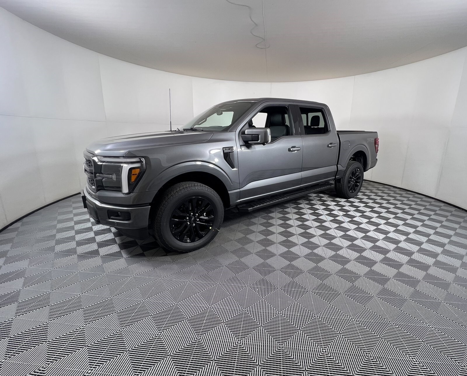 2025 Ford F-150 Lariat photo 2