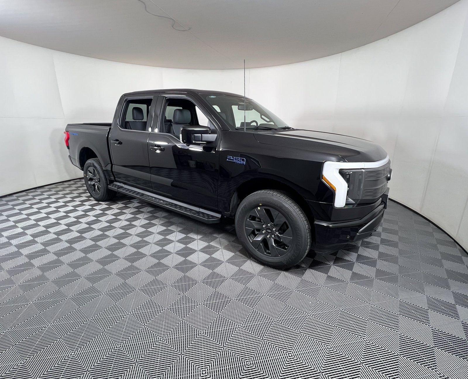 2025 Ford F-150 Lightning Lariat's photo