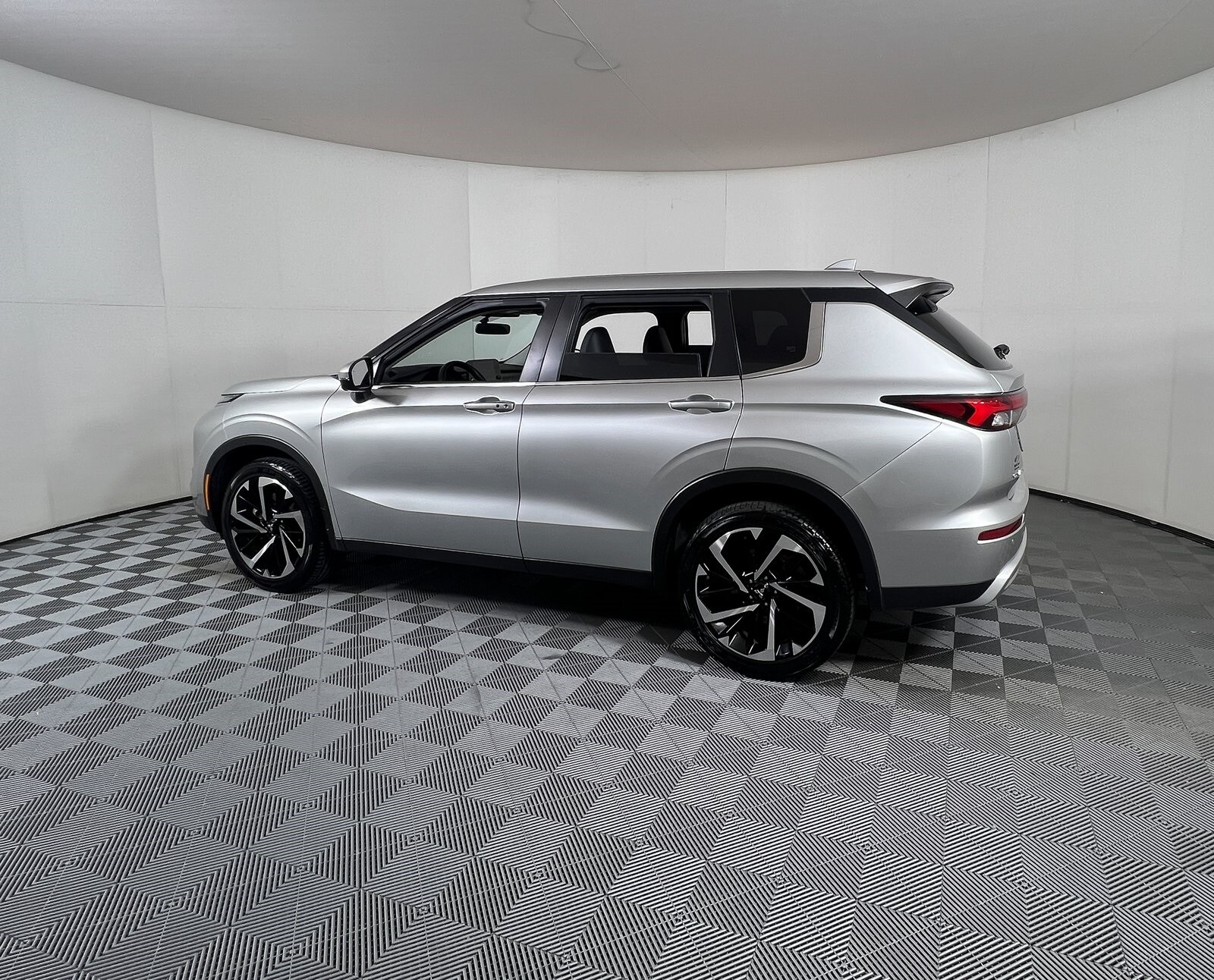 2023 Mitsubishi Outlander SE photo 3