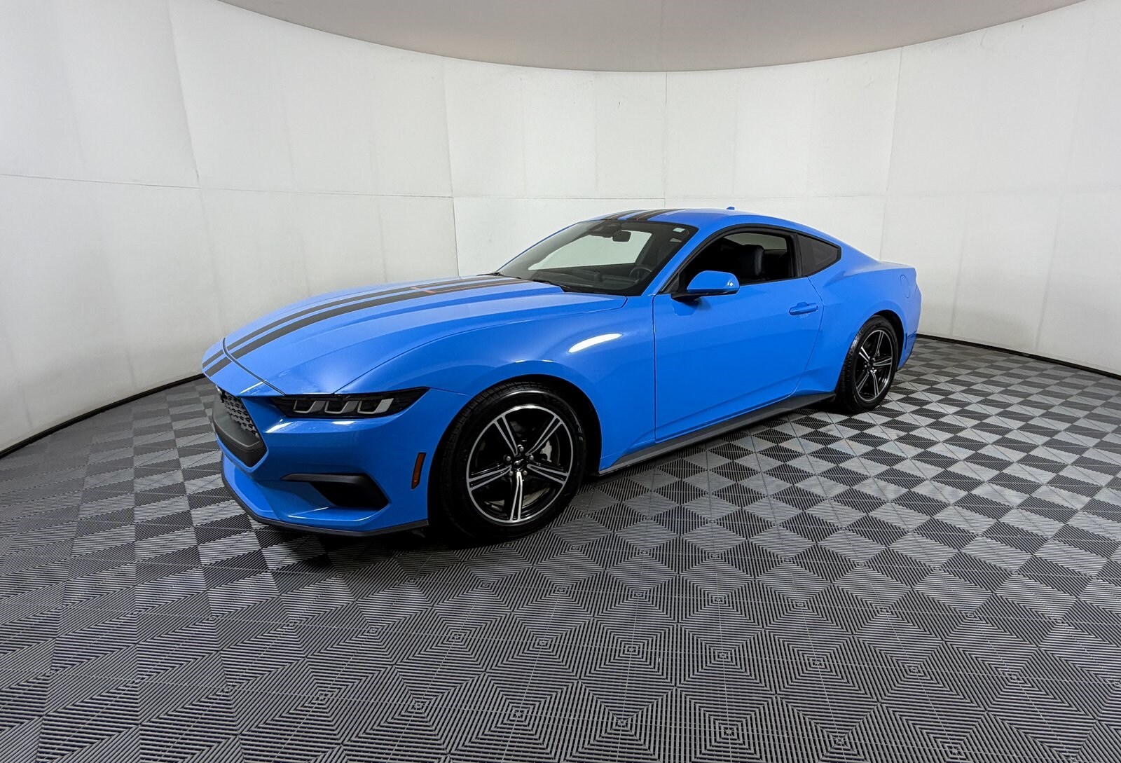 2024 Ford Mustang EcoBoost photo 2