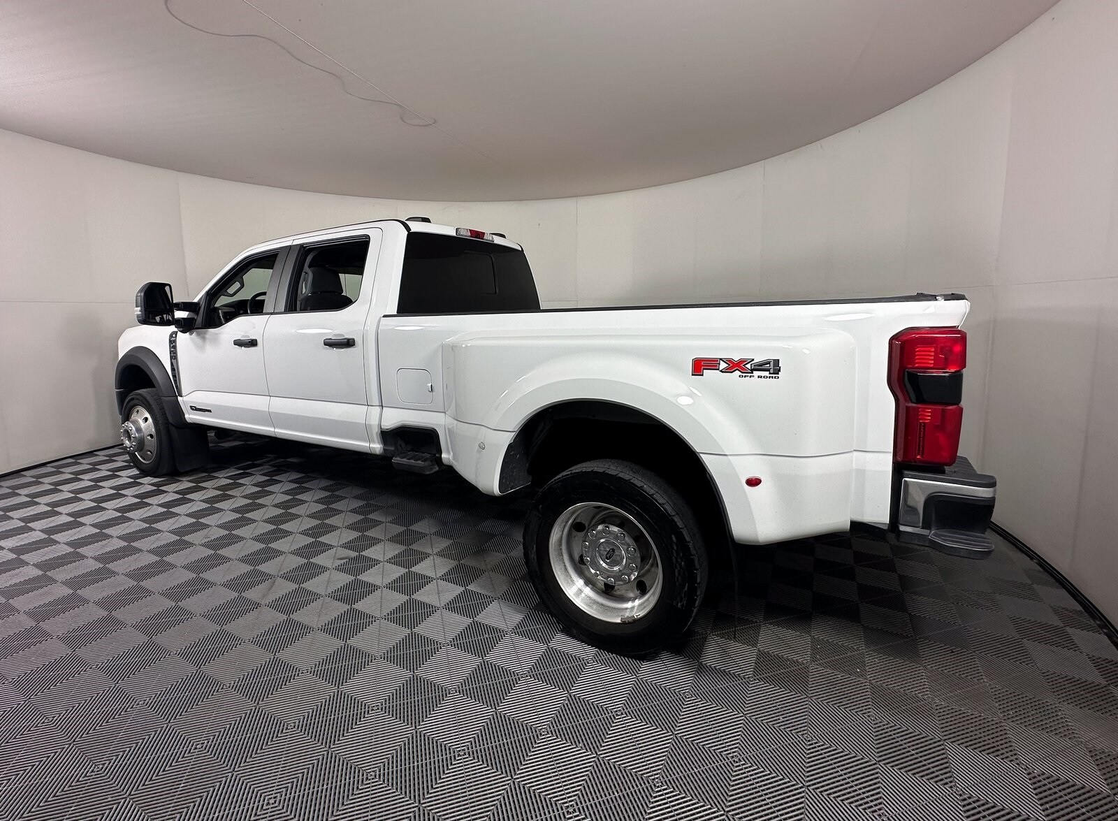 2023 Ford F-450 photo 3