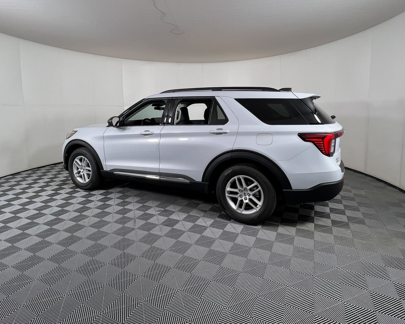 2025 Ford Explorer photo 2