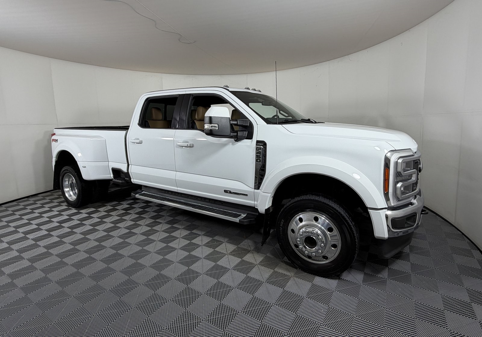 2023 Ford F-450 Super Duty Lariat's photo