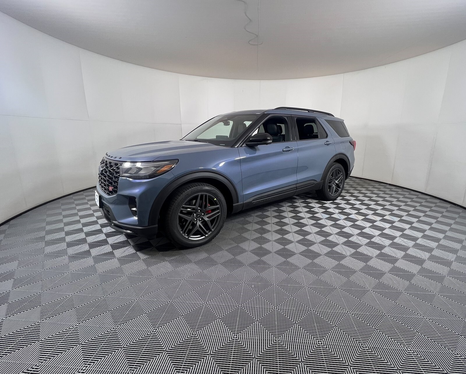 2025 Ford Explorer ST photo 2