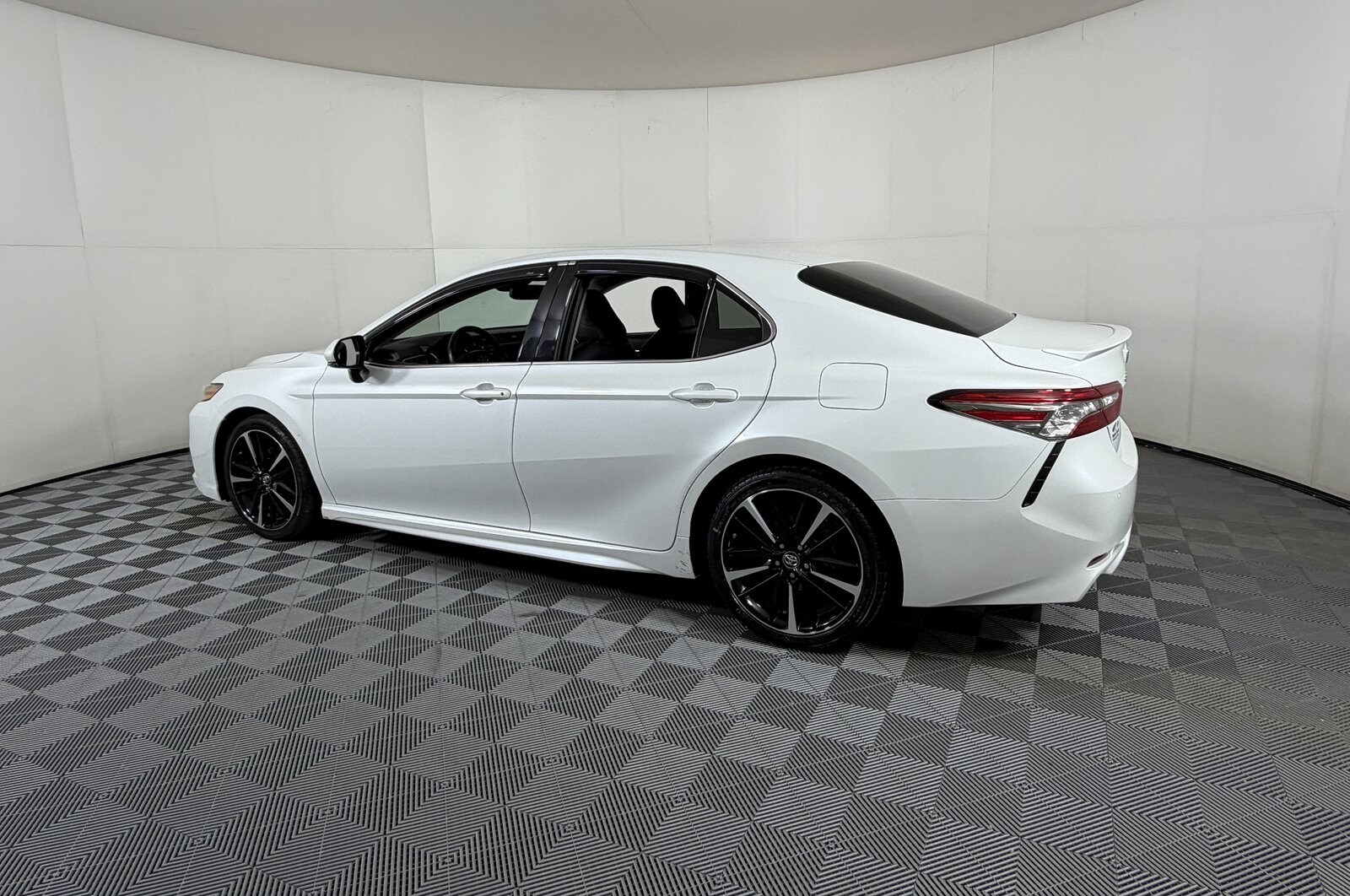 2018 Toyota Camry XSE photo 3