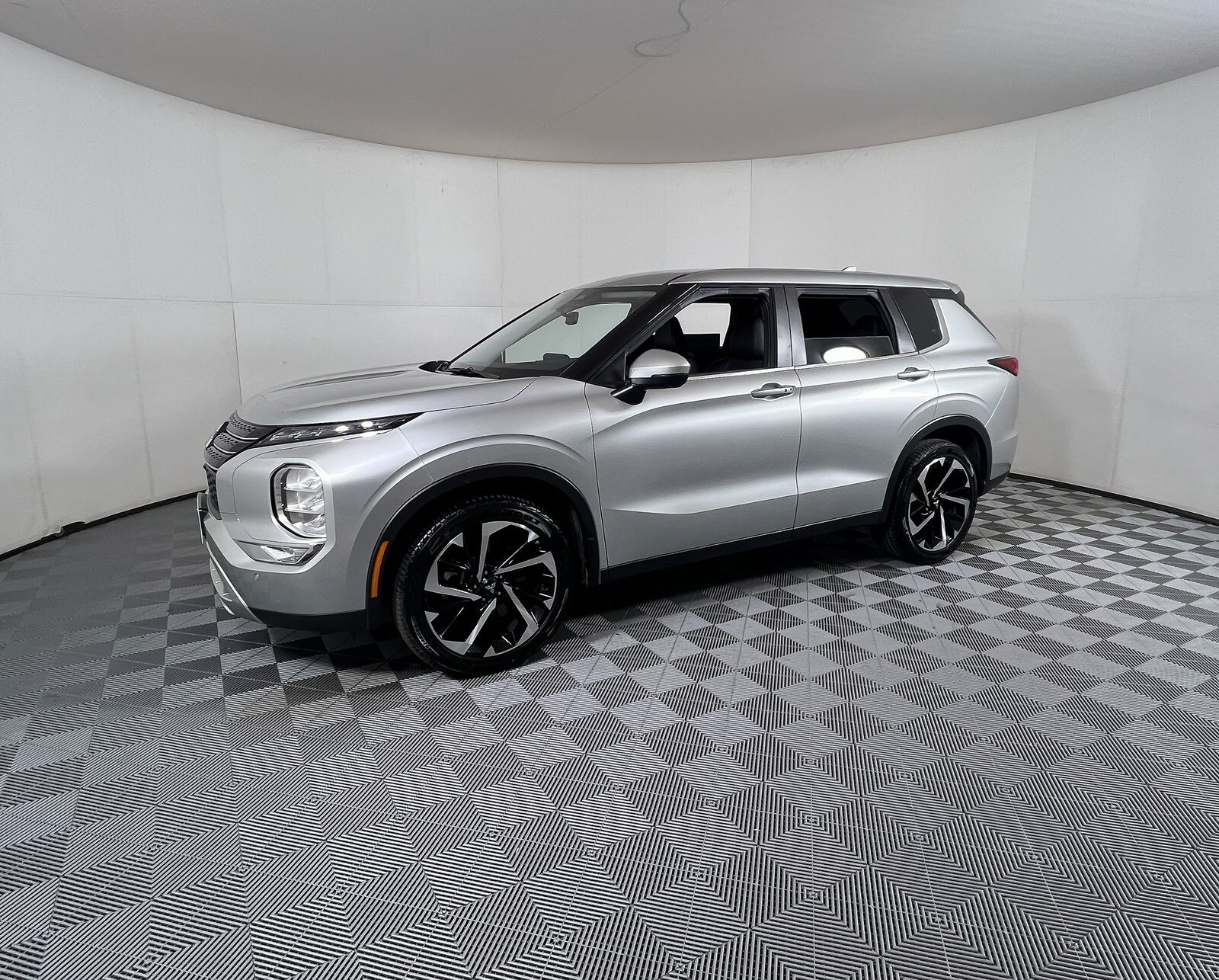 2023 Mitsubishi Outlander SE photo 2