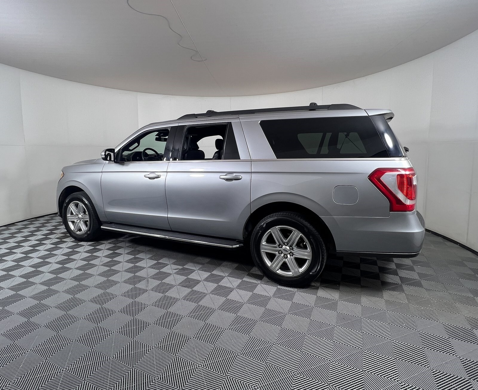2021 Ford Expedition MAX XLT photo 2