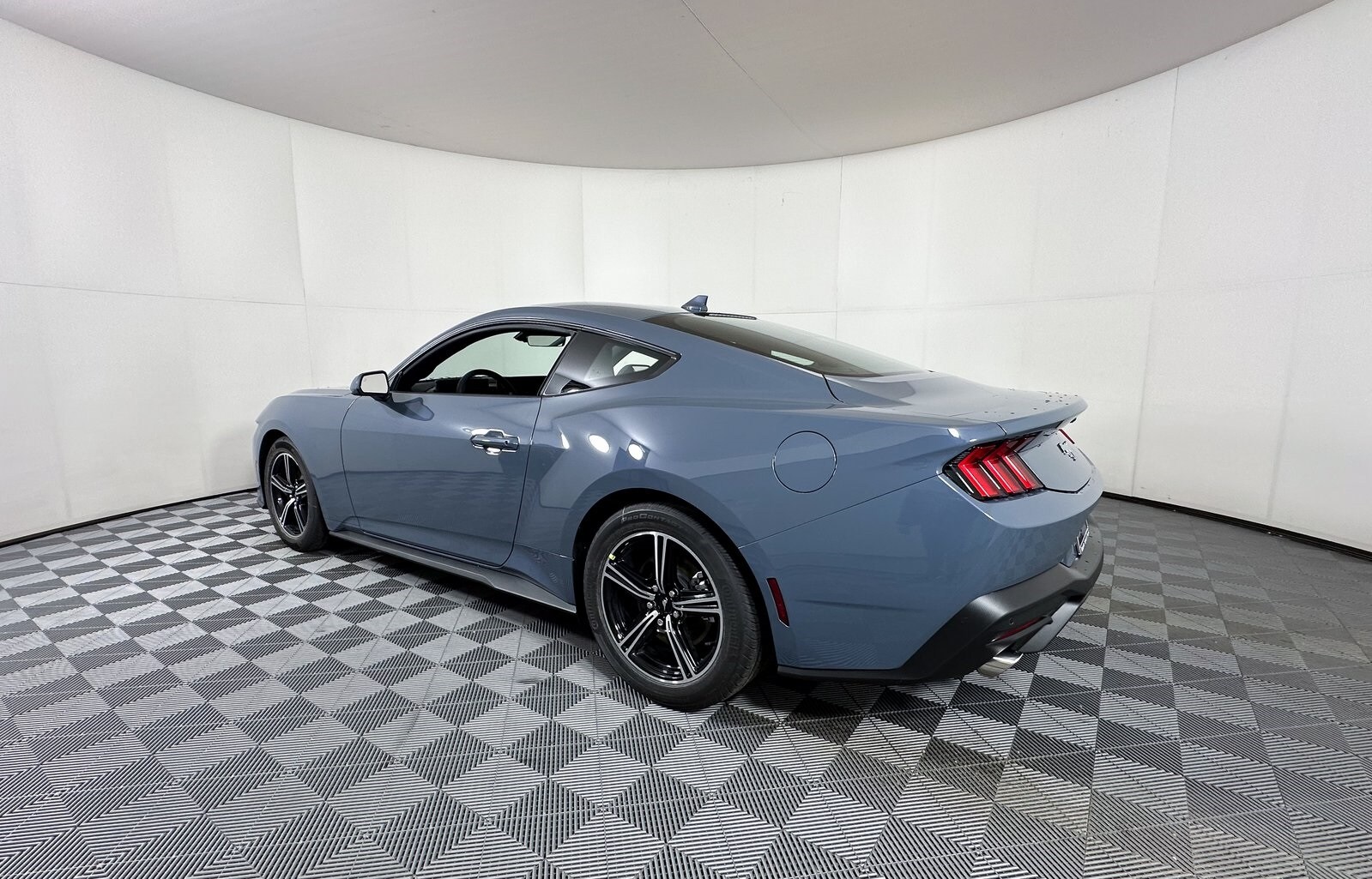 2025 Ford Mustang EcoBoost photo 3