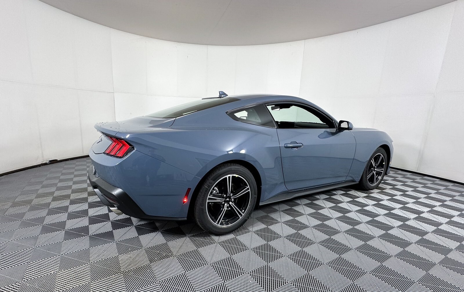 2025 Ford Mustang EcoBoost photo 4