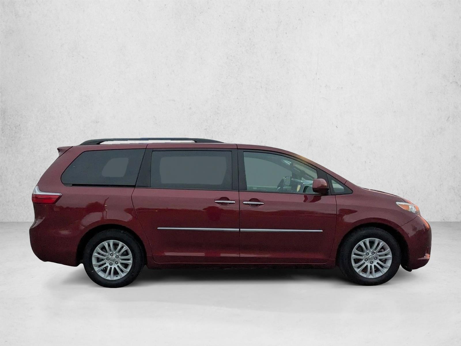 2015 Toyota Sienna XLE photo 4