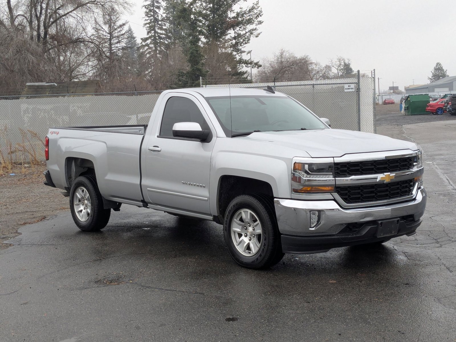 2017 Chevrolet Silverado 1500 LT photo 3