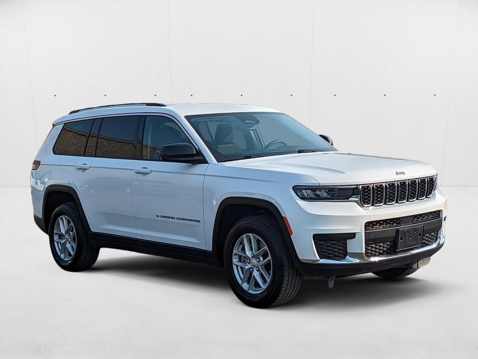2023 Jeep Grand Cherokee Laredo photo 3