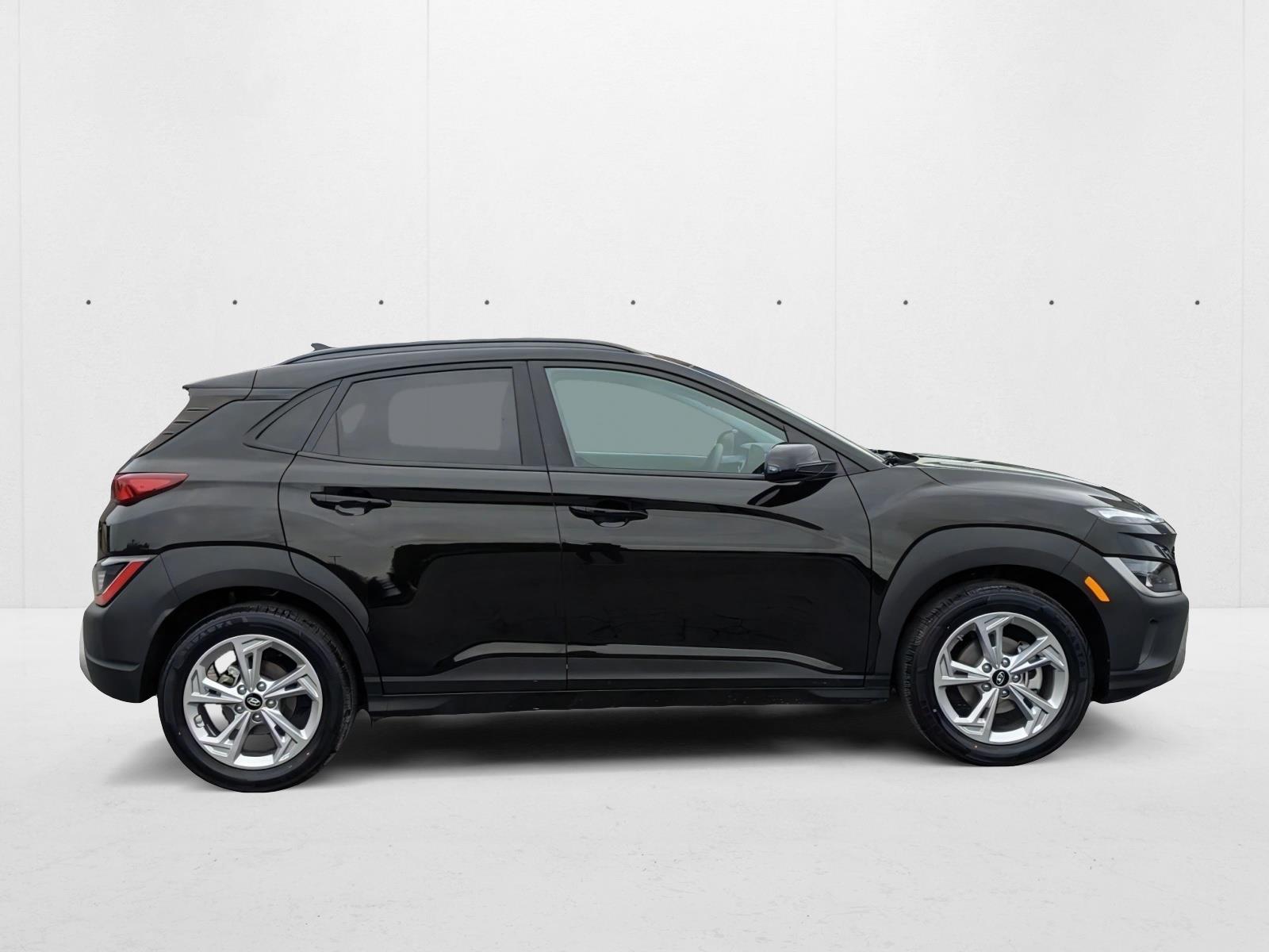 2022 Hyundai Kona SEL photo 3