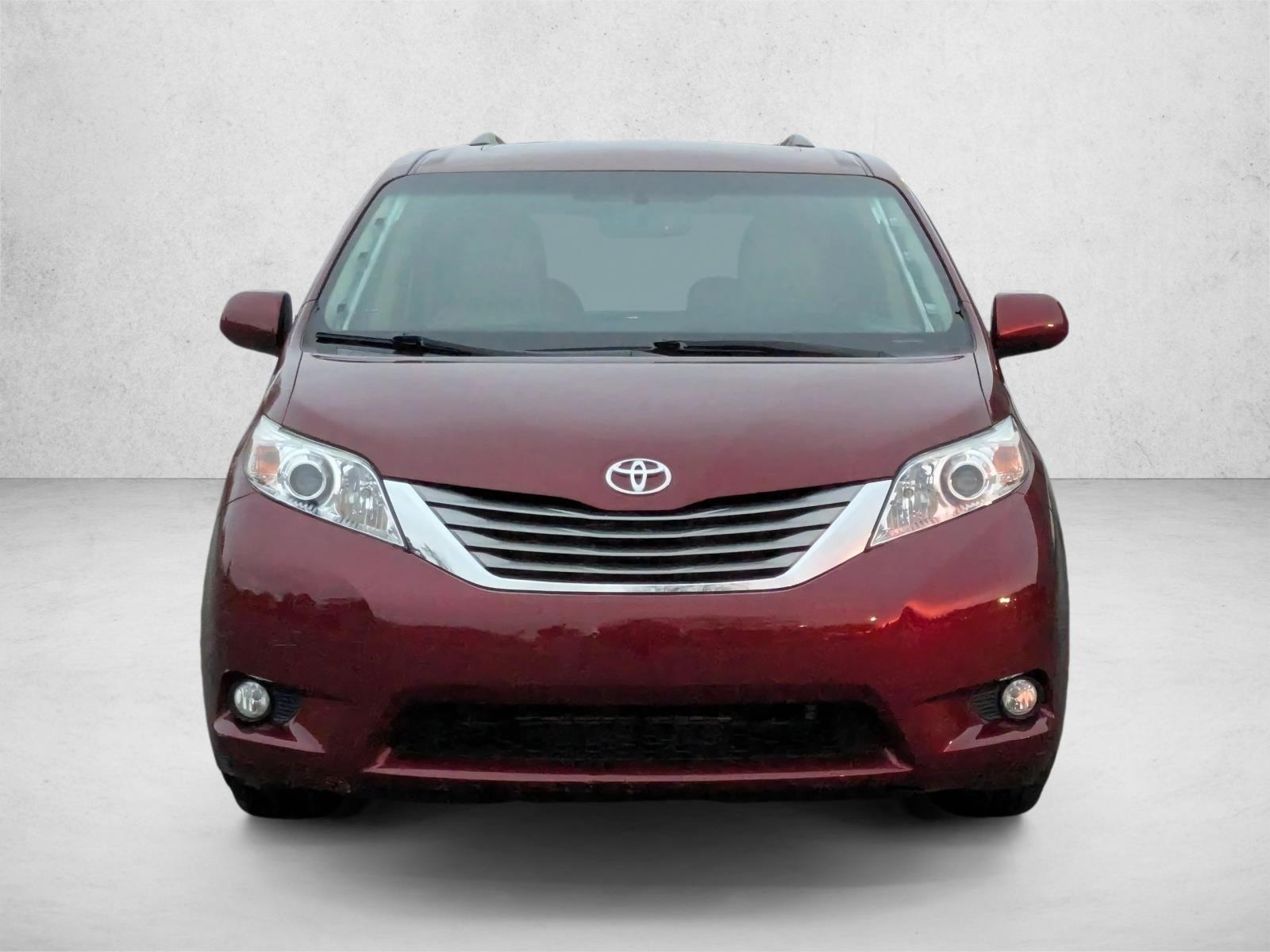 2015 Toyota Sienna XLE photo 2