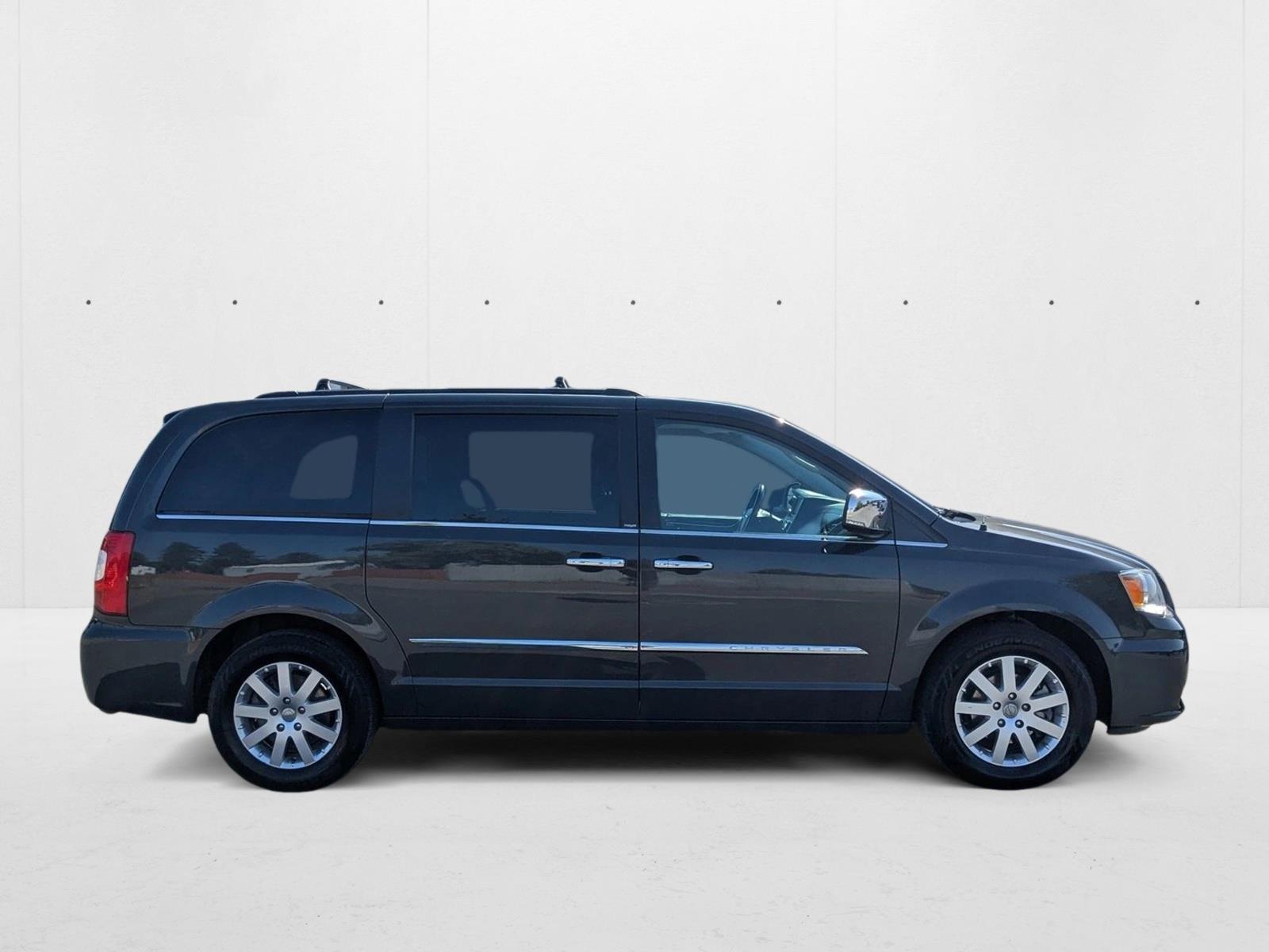 2012 Chrysler Town & Country photo 4