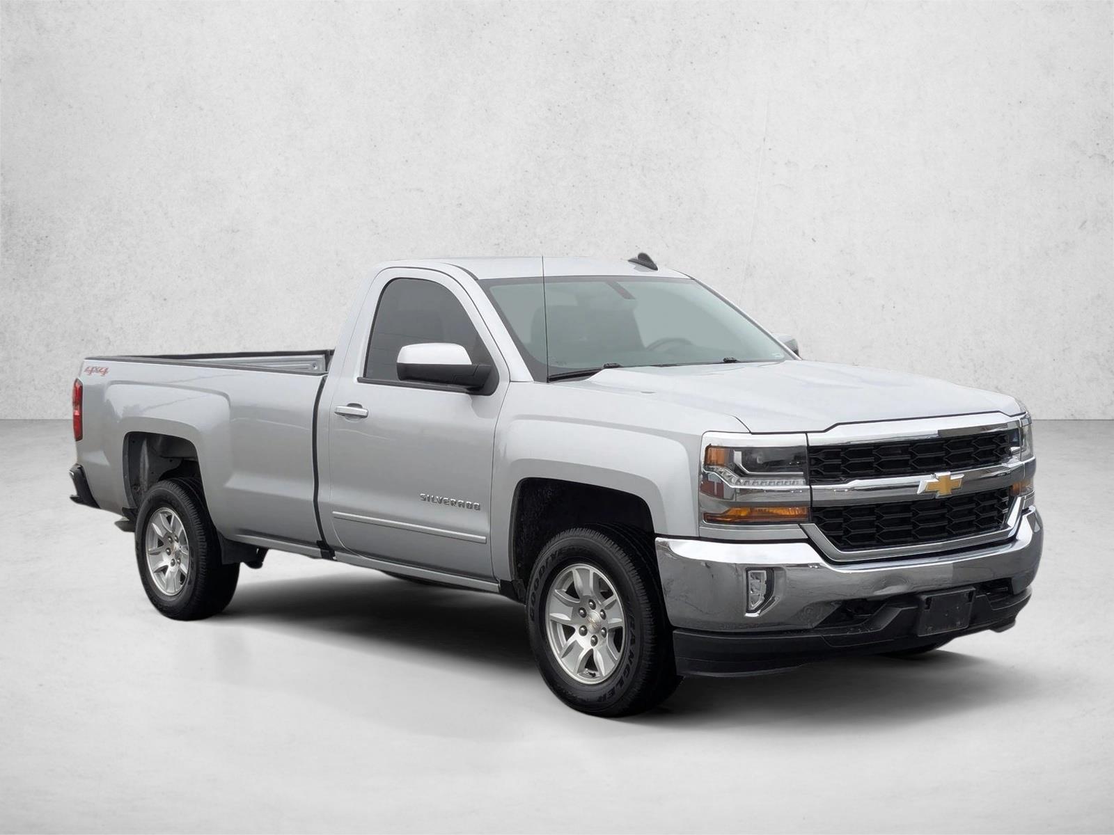 2017 Chevrolet Silverado 1500 LT photo 3