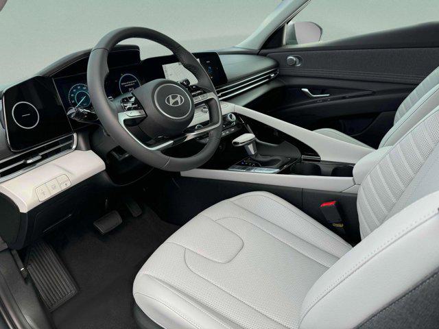 2025 Hyundai Elantra Limited - Photo 14