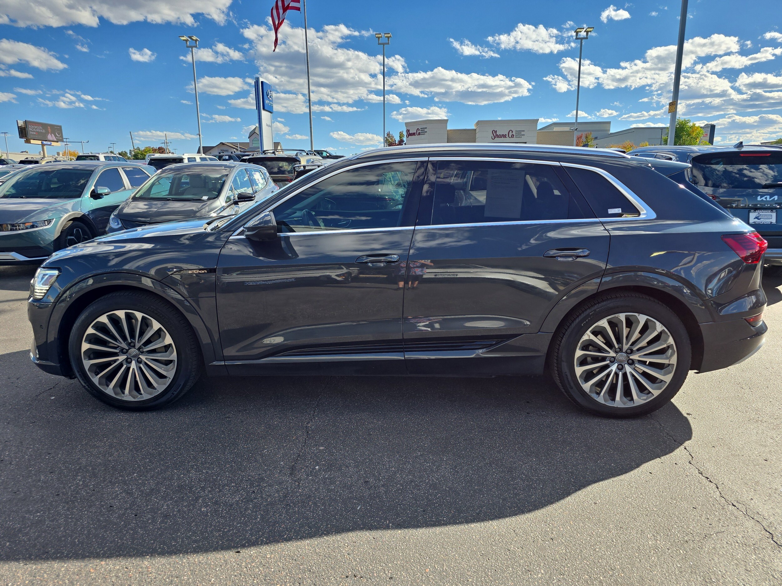 2019 Audi e-tron Prestige photo 2