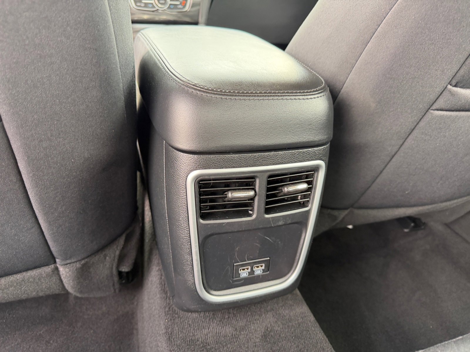 2020 Chrysler 300 Touring - Photo 32