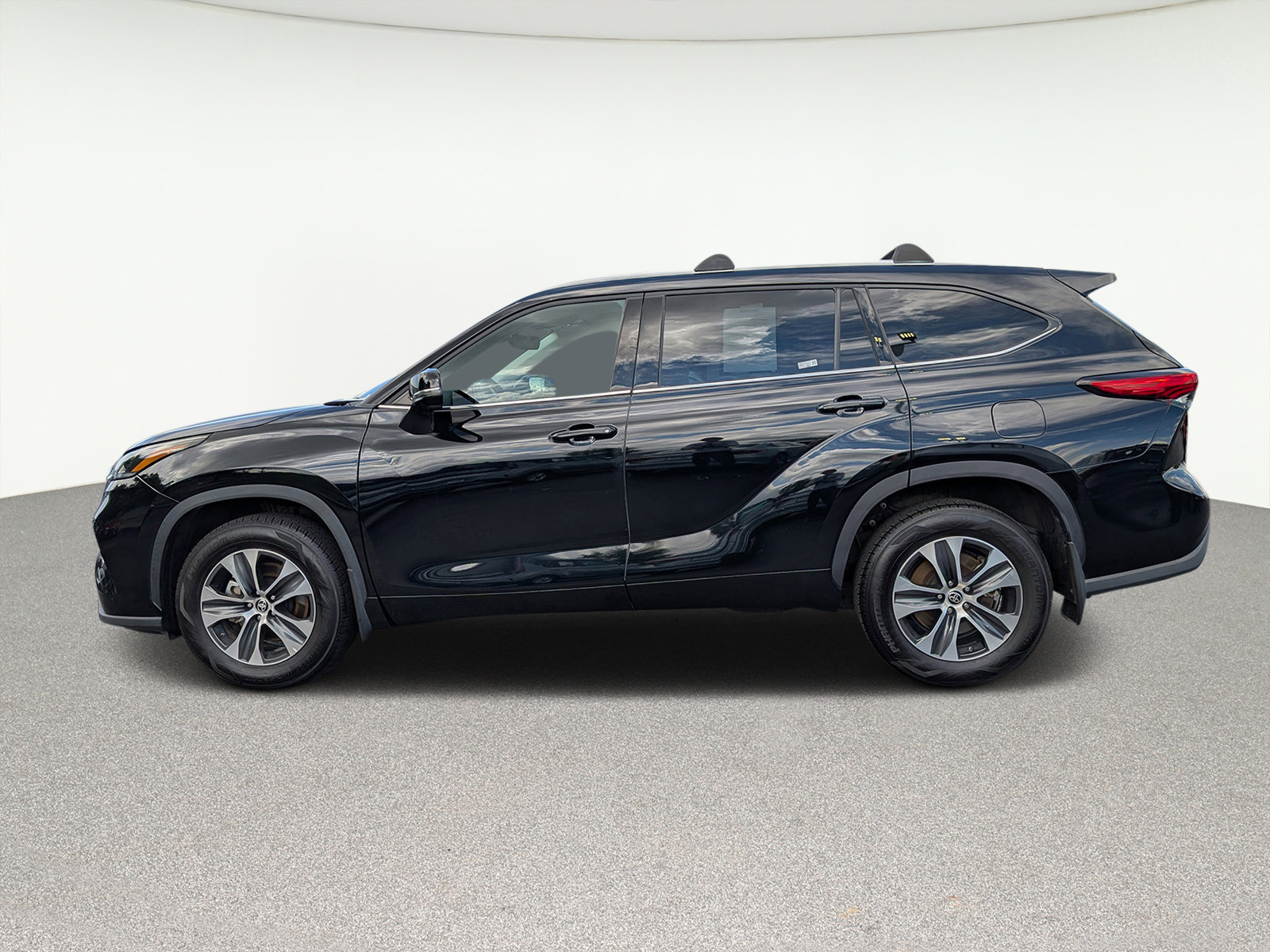 Used 2021 Toyota Highlander XLE with VIN 5TDHZRBH5MS557134 for sale in Centennial, CO