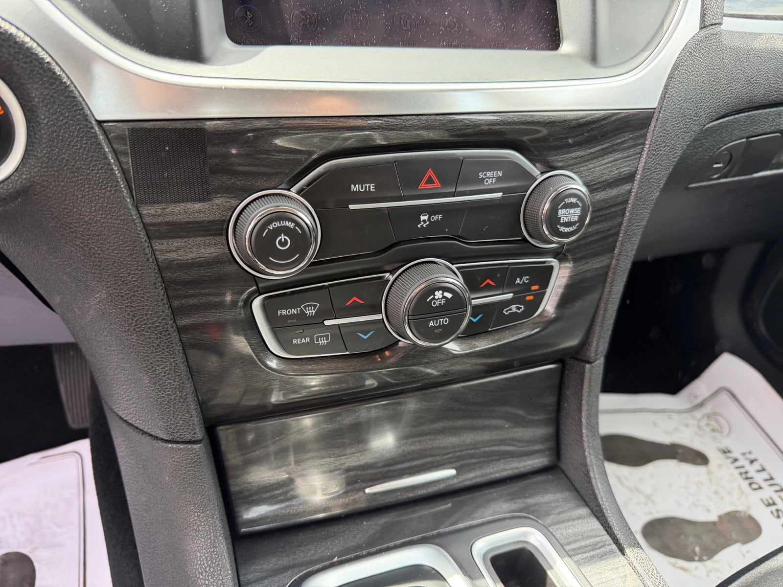 2020 Chrysler 300 Touring - Photo 31