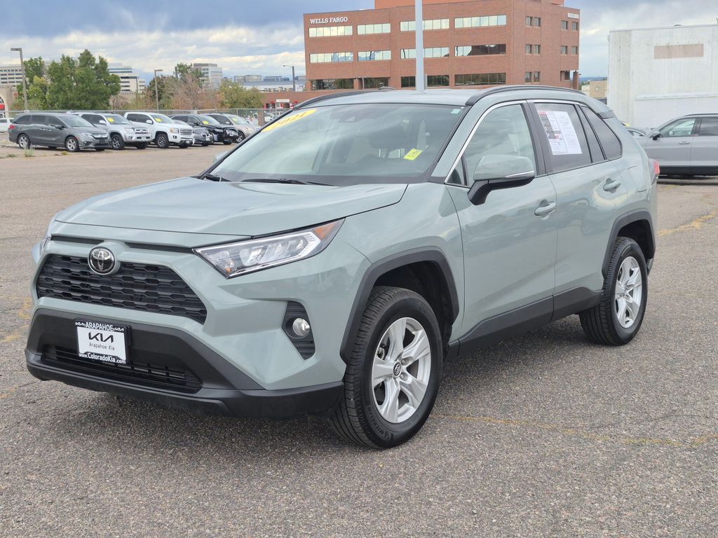 2021 Toyota RAV4 XLE photo 3