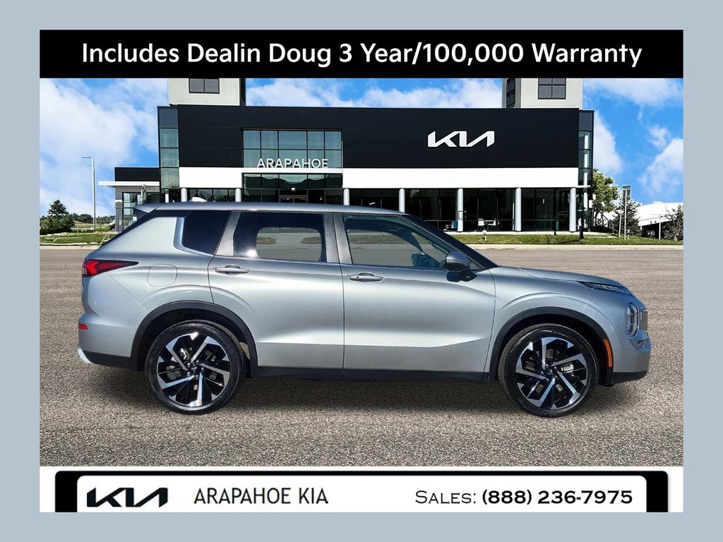 2024 Mitsubishi Outlander SE's photo