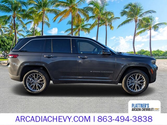 2023 Jeep Grand Cherokee Summit photo 3
