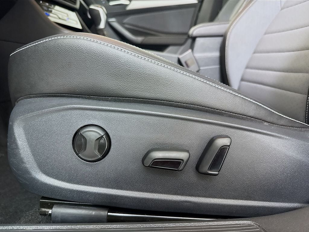 2025 Volkswagen Jetta SE - Photo 19