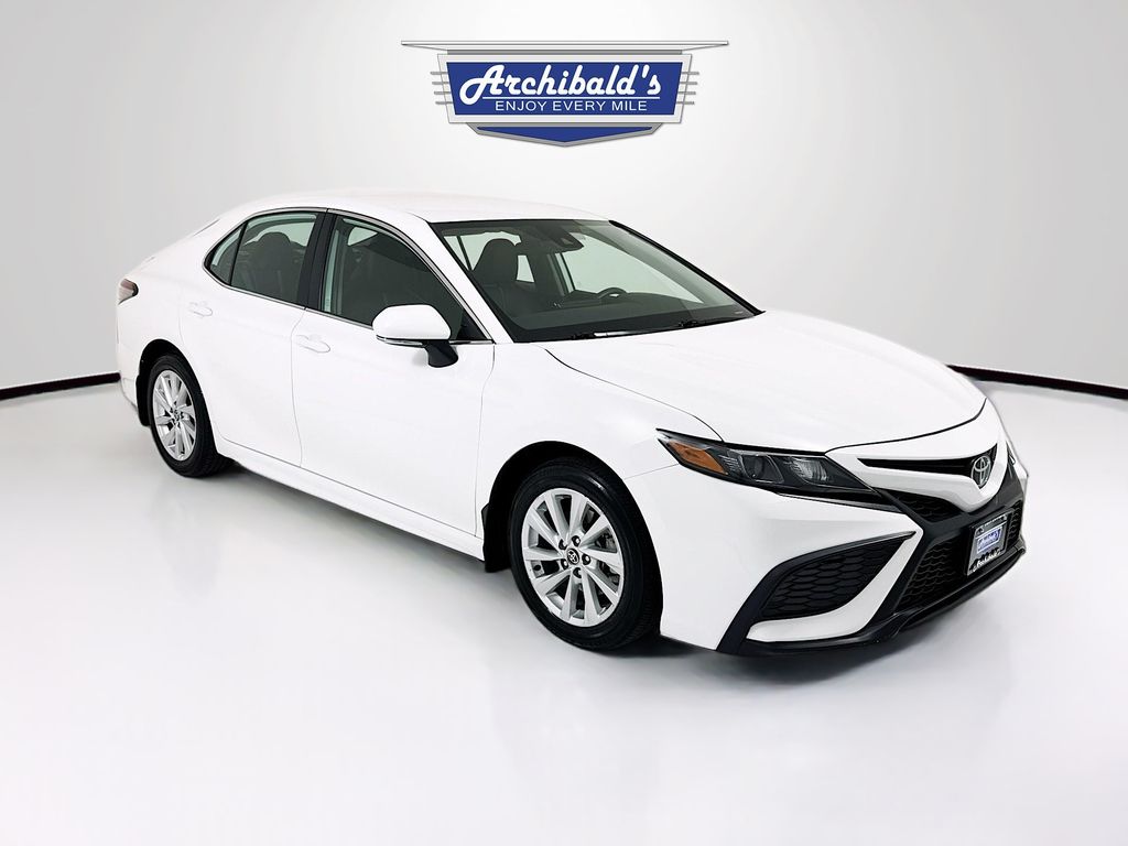 2024 Toyota Camry SE's photo