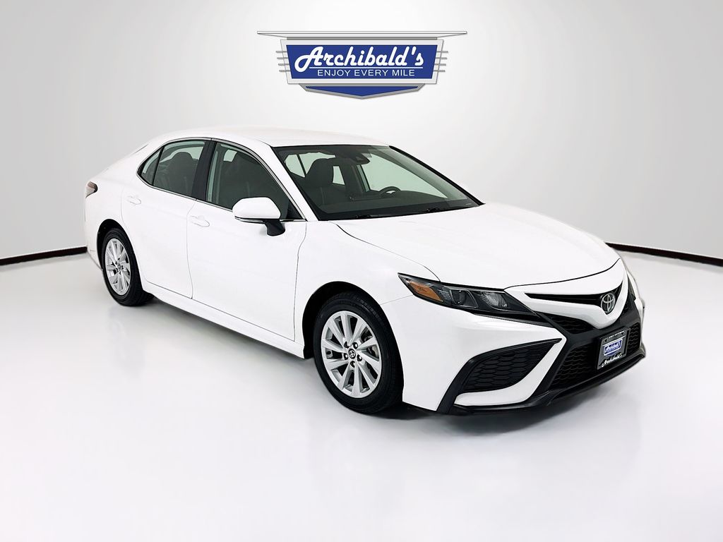 2024 Toyota Camry SE's photo