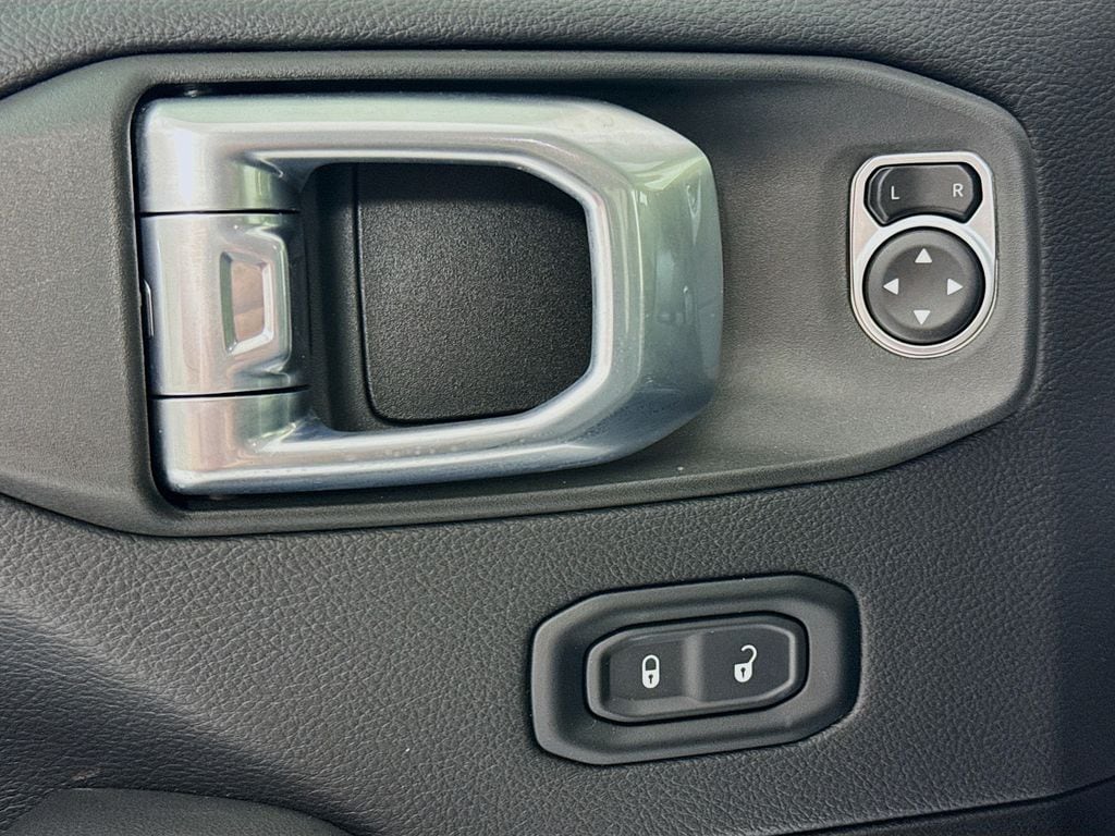 2025 Jeep Wrangler 4-Door Sahara - Photo 18