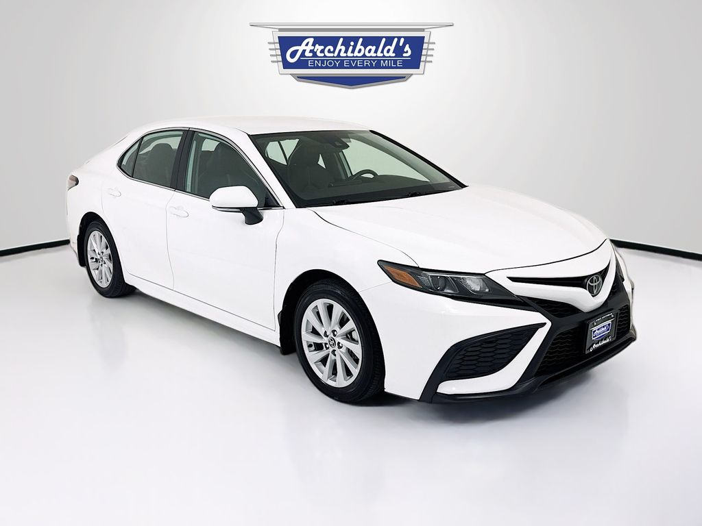 2024 Toyota Camry SE's photo