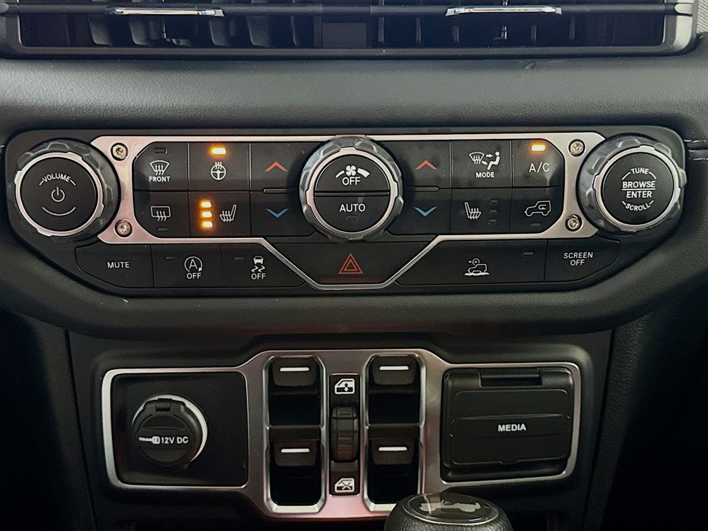 2025 Jeep Wrangler 4-Door Sahara - Photo 19